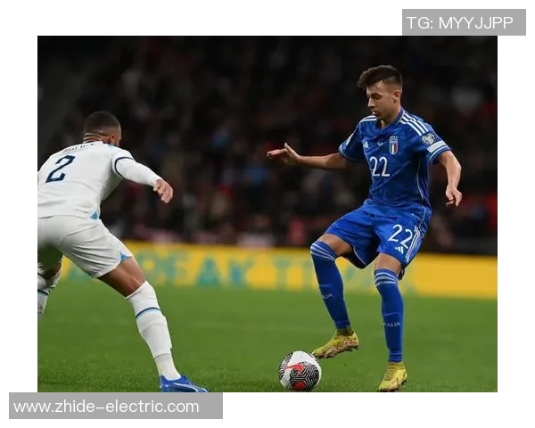 足球明星华丽后空翻进球瞬间引爆全场观众热情与欢呼声